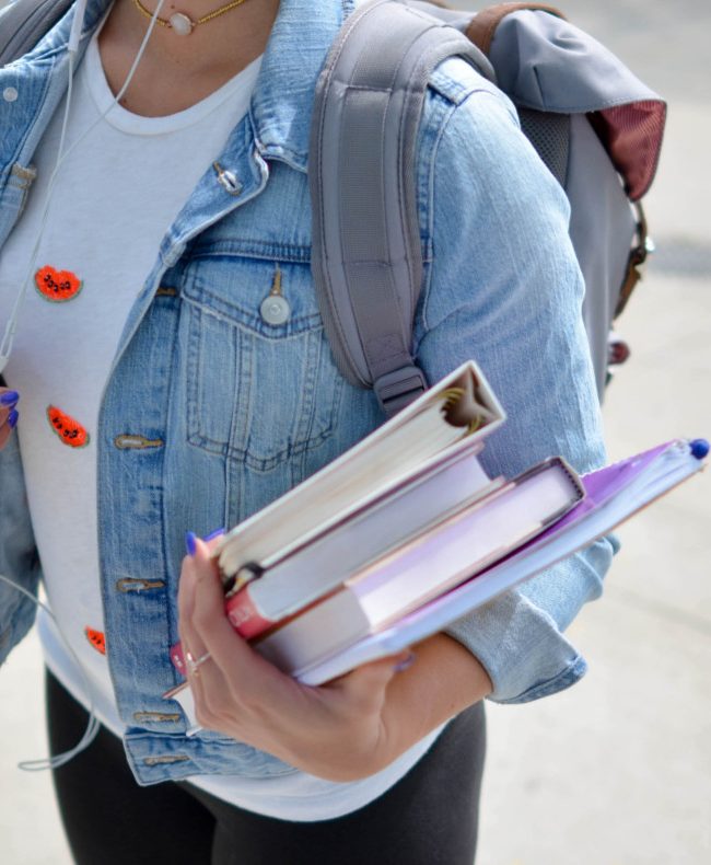 Chica llevando libros