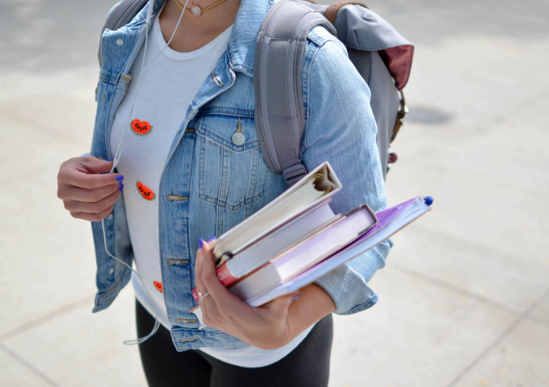 Chica llevando libros