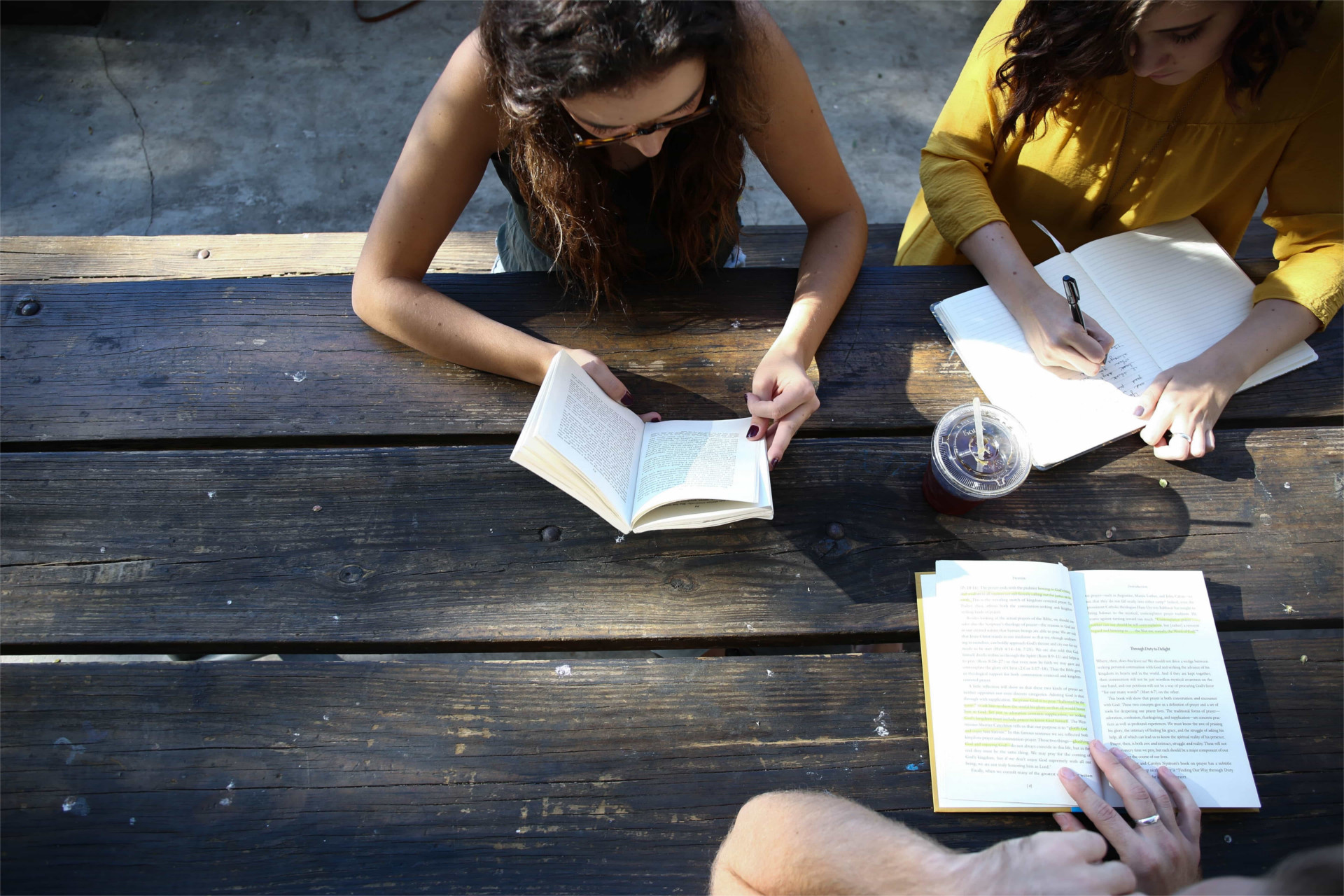 Chicas estudiando en una mesa